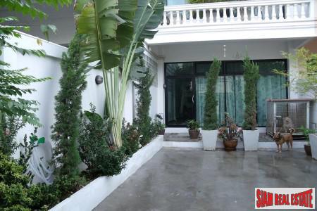 Large Townhouse for Sale in the Phra Khanong Area, Bangkok-0