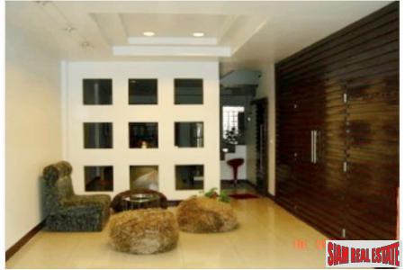 Large Townhouse for Sale in the Phra Khanong Area, Bangkok-9