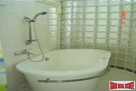 Large Townhouse for Sale in the Phra Khanong Area, Bangkok-1