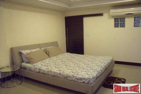 Large Townhouse for Sale in the Phra Khanong Area, Bangkok-2