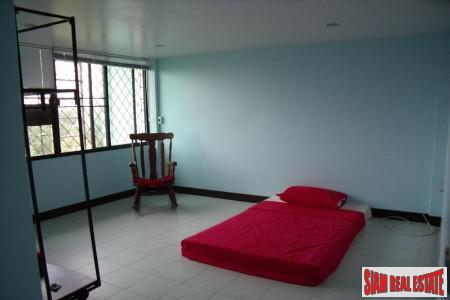 Large Townhouse for Sale in the Phra Khanong Area, Bangkok-3