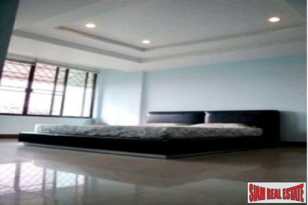 Large Townhouse for Sale in the Phra Khanong Area, Bangkok-7