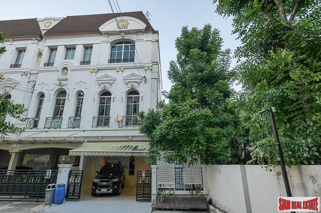 Baan Klang Krung Grande Vienna Rama 3 | Beautiful Three Bedroom, Three Level Townhouse for Sale in Bang Phongphang-0