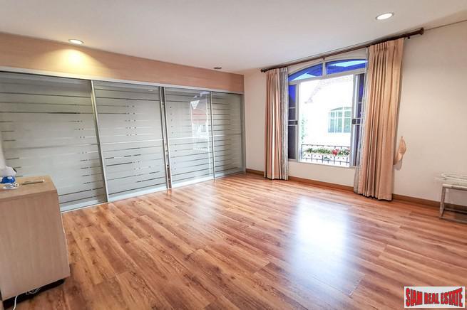Baan Klang Krung Grande Vienna Rama 3 | Beautiful Three Bedroom, Three Level Townhouse for Sale in Bang Phongphang-15