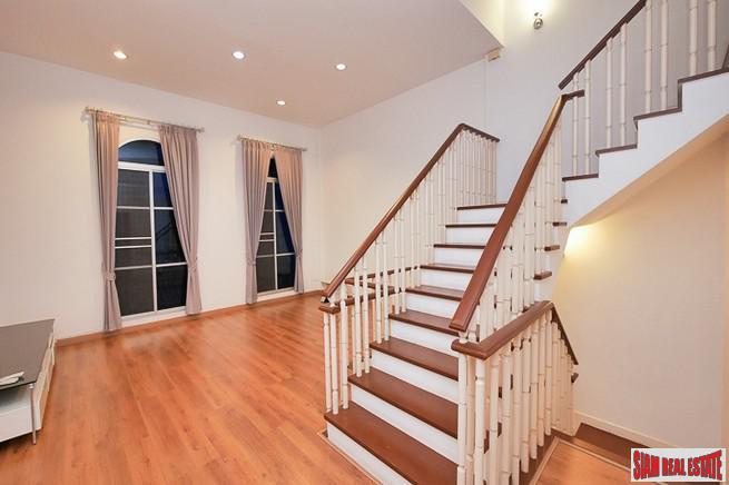 Baan Klang Krung Grande Vienna Rama 3 | Beautiful Three Bedroom, Three Level Townhouse for Sale in Bang Phongphang-3