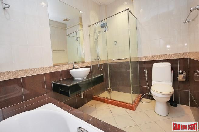 Baan Klang Krung Grande Vienna Rama 3 | Beautiful Three Bedroom, Three Level Townhouse for Sale in Bang Phongphang-4