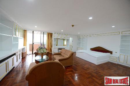Oriental Tower | Lavish Living in this Three Bedroom Condo on the 23rd Floor in Ekkamai-10