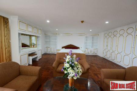 Oriental Tower | Lavish Living in this Three Bedroom Condo on the 23rd Floor in Ekkamai-11