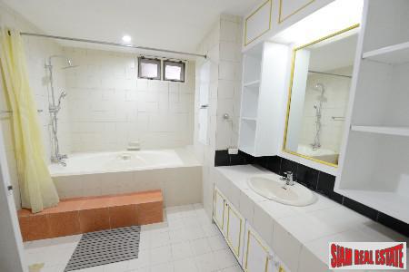 Oriental Tower | Lavish Living in this Three Bedroom Condo on the 23rd Floor in Ekkamai-12