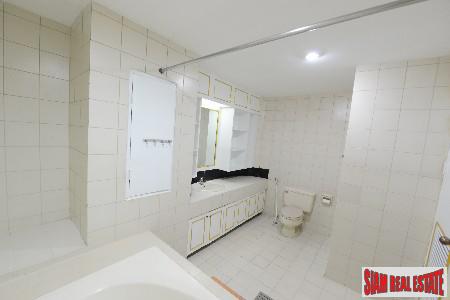 Oriental Tower | Lavish Living in this Three Bedroom Condo on the 23rd Floor in Ekkamai-13