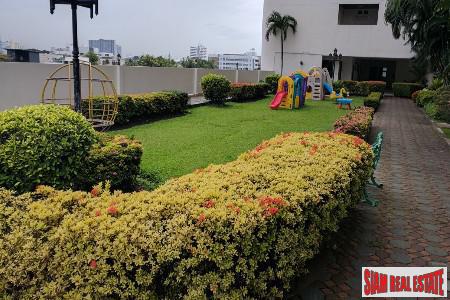 Oriental Tower | Lavish Living in this Three Bedroom Condo on the 23rd Floor in Ekkamai-14