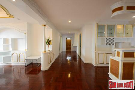 Oriental Tower | Lavish Living in this Three Bedroom Condo on the 23rd Floor in Ekkamai-5