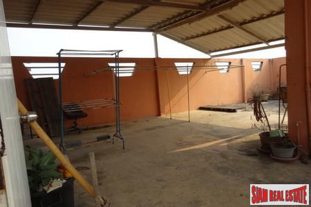 Jurdjun House | Apartment Building with Ready Investment Opportunity or Great Renovation Project at On Nut, Suan Luang-10