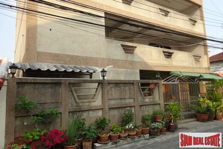 Jurdjun House | Apartment Building with Ready Investment Opportunity or Great Renovation Project at On Nut, Suan Luang-11