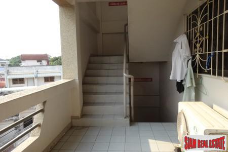 Jurdjun House | Apartment Building with Ready Investment Opportunity or Great Renovation Project at On Nut, Suan Luang-5