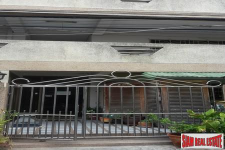 Jurdjun House | Apartment Building with Ready Investment Opportunity or Great Renovation Project at On Nut, Suan Luang-1