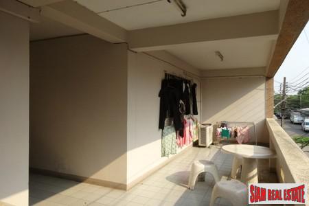 Jurdjun House | Apartment Building with Ready Investment Opportunity or Great Renovation Project at On Nut, Suan Luang-2