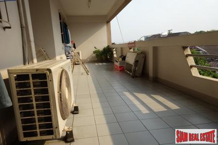 Jurdjun House | Apartment Building with Ready Investment Opportunity or Great Renovation Project at On Nut, Suan Luang-4