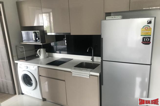 Trapezo Sukhumvit 16 | Furnished One Bedroom Condo Close to Benchakiti Park-12