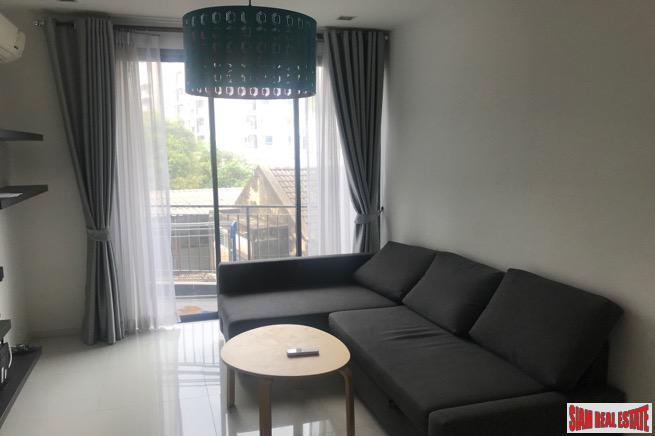 Trapezo Sukhumvit 16 | Furnished One Bedroom Condo Close to Benchakiti Park-1