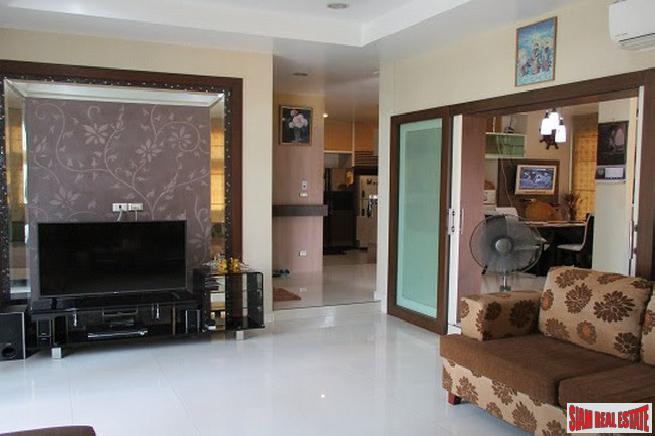De Ville Srinakarin | Magnificent Two Storey Home with Gardens and Private Pool in Bangna-10