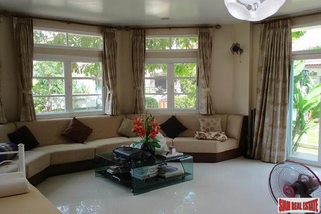 De Ville Srinakarin | Magnificent Two Storey Home with Gardens and Private Pool in Bangna-12