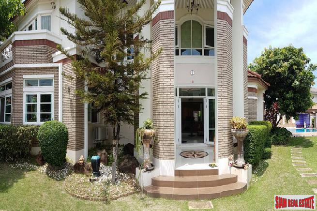 De Ville Srinakarin | Magnificent Two Storey Home with Gardens and Private Pool in Bangna-1