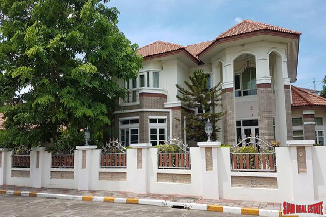 De Ville Srinakarin | Magnificent Two Storey Home with Gardens and Private Pool in Bangna-4