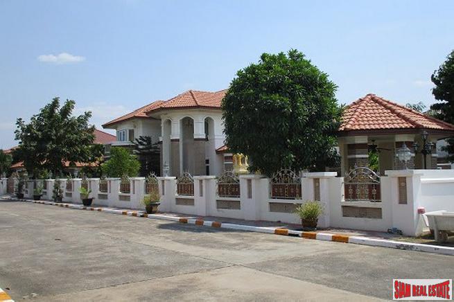 De Ville Srinakarin | Magnificent Two Storey Home with Gardens and Private Pool in Bangna-8