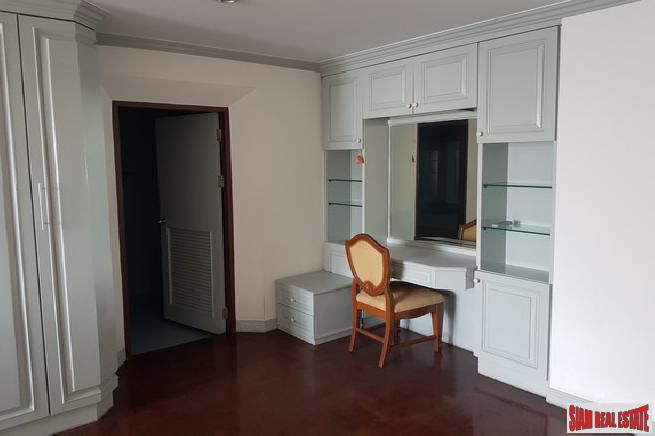 Oriental Towers Condo | Large Three Bedroom Family Condo with Pool and City Views in Ekkamai-11