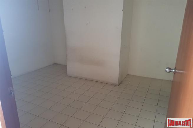 Oriental Towers Condo | Large Three Bedroom Family Condo with Pool and City Views in Ekkamai-23