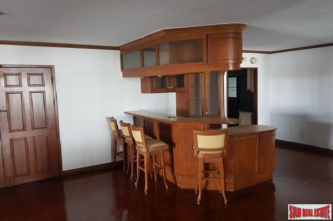 Oriental Towers Condo | Large Three Bedroom Family Condo with Pool and City Views in Ekkamai-5