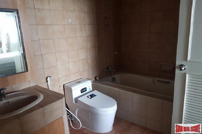 Oriental Towers Condo | Large Three Bedroom Family Condo with Pool and City Views in Ekkamai-8