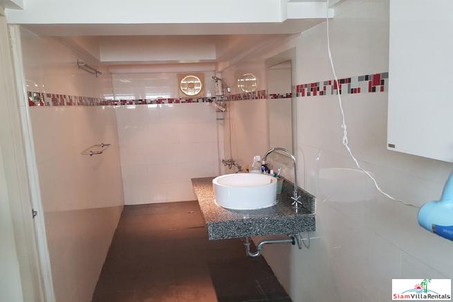Family-Style Townhouse with Five Bedrooms in the Center of the City, Phrom Phong-12