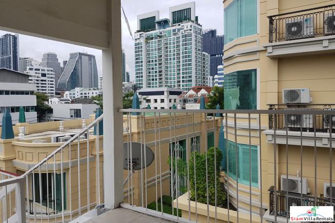 Family-Style Townhouse with Five Bedrooms in the Center of the City, Phrom Phong-19