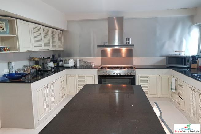 Family-Style Townhouse with Five Bedrooms in the Center of the City, Phrom Phong-21