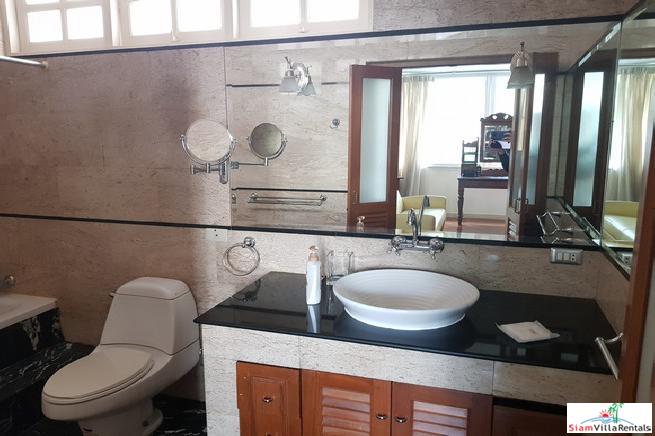 Family-Style Townhouse with Five Bedrooms in the Center of the City, Phrom Phong-2
