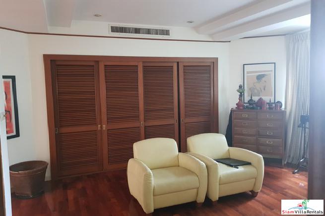 Family-Style Townhouse with Five Bedrooms in the Center of the City, Phrom Phong-3