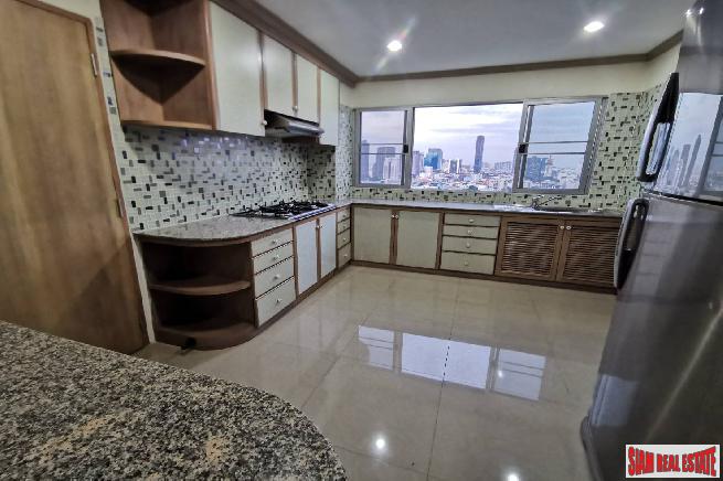 Regent on the Park 3 | Expansive City Views from This Three Bedroom Condo in Phrom Phong