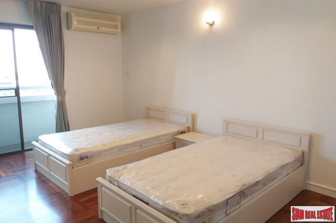 Baan Suanpetch | Spacious Family Style Two Bedroom Condo with City Views in Phrom Phong-10