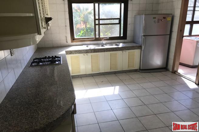 Prestige Towers | Spacious Three Bedroom Close to Transportation and Shopping in Sukhumvit-7