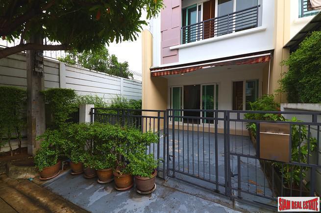 Baan Klang Muang S-Sense | Three Bedroom Three Storey Corner Home Perfect for a Family in Khwaeng Wang Thonglang-0