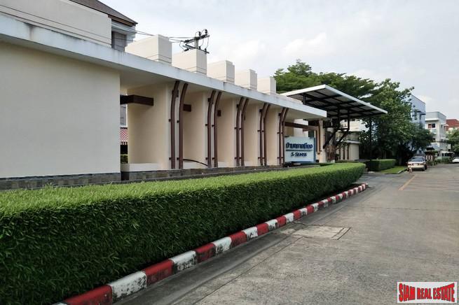 Baan Klang Muang S-Sense | Three Bedroom Three Storey Corner Home Perfect for a Family in Khwaeng Wang Thonglang-8