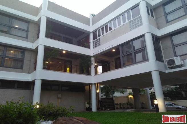 Large Four Storey House Suitable for Living and Office Space in Phrom Phong-0