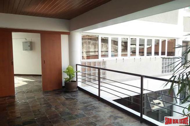 Large Four Storey House Suitable for Living and Office Space in Phrom Phong-11