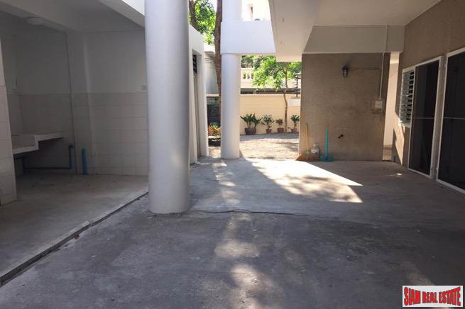Large Four Storey House Suitable for Living and Office Space in Phrom Phong-16