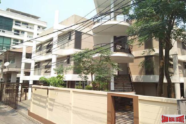 Large Four Storey House Suitable for Living and Office Space in Phrom Phong-1