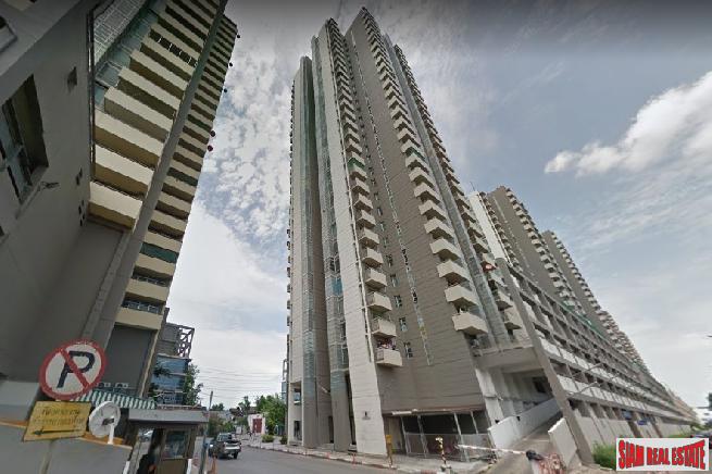 Lake View Condominium | Large Lake View 3 Bed Condo at Nonthaburi-0