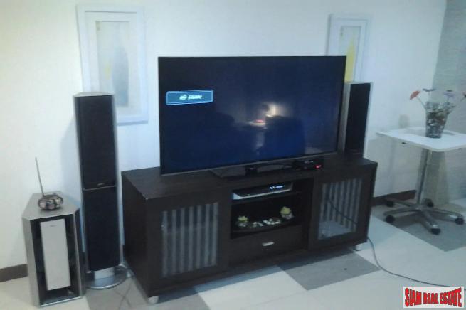 The Trendy Condo | Large One Bed Condo Near BTS Nana-10
