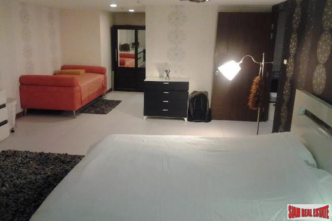 The Trendy Condo | Large One Bed Condo Near BTS Nana-17